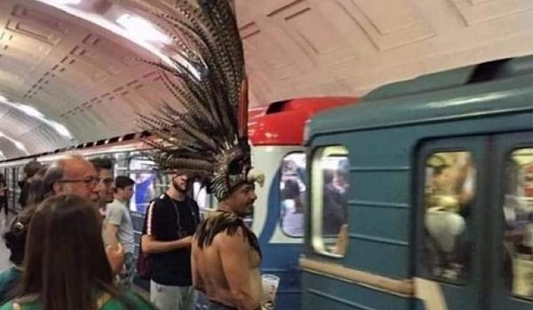 10. А этот парень прямиком с карнавала. Интересно, каково ему придется в вагоне?