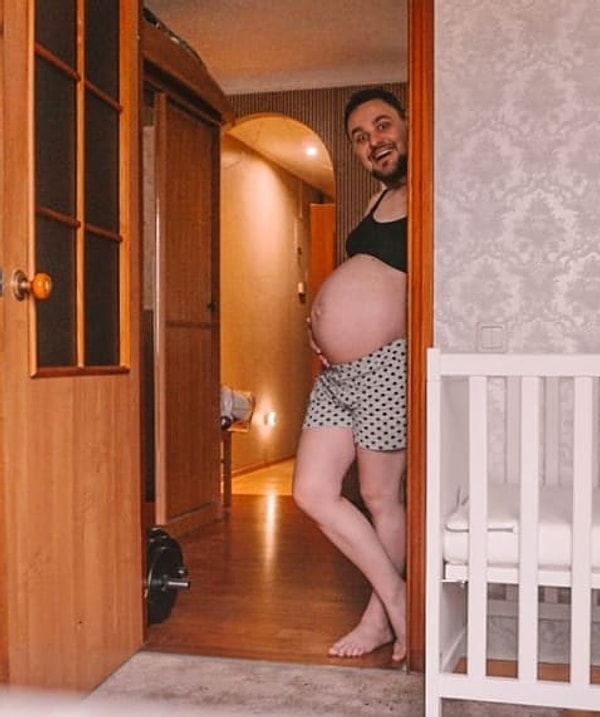 6. Его смысл заключается в том, что беременная девушка прячет голову за шкаф/дерево/стену, а на это место свое лицо подставляет будущий папочка