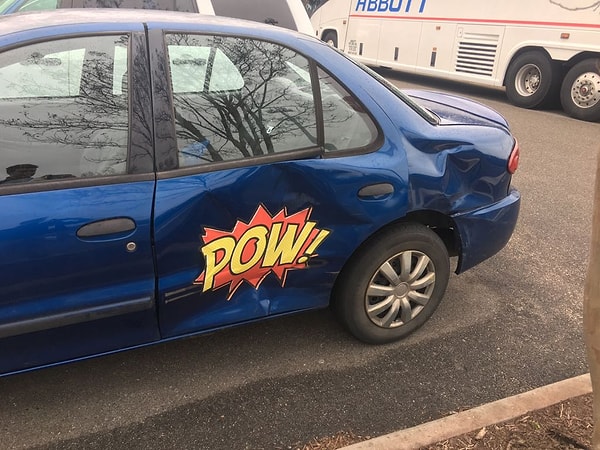 12. Кто-то придумал оригинальный способ закрыть вмятину 😂😂😂