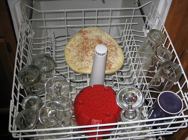 10. «Нашел утром пиццу в посудомойке. Видимо, вчера пьяный я решил ее помыть»