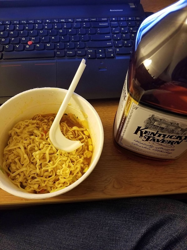 1. «Прошу любить и жаловать мое пьяное изобретение — вилка-ложка из плечиков для одежды»