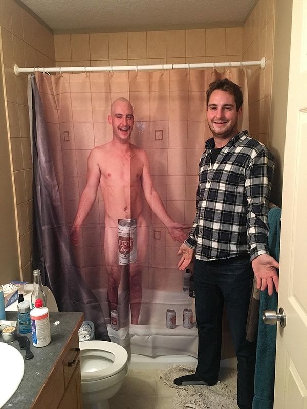 8. Хотя иногда бывает весело обнаружить результат своих пьяных выходок. К примеру, этот парень по пьяни сделал себе такую шторку для ванны