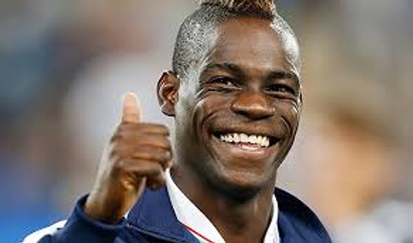 11. А вот Марио Балотелли платит за свою беспечность. Он постоянно оплачивает огромные штрафы за неправильную парковку авто