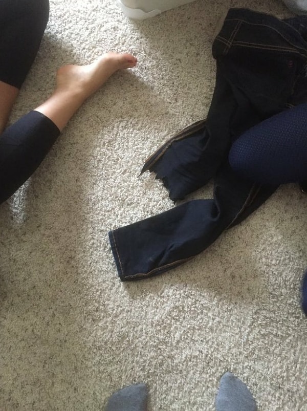 7. «Вчера, напившись, не смог снять джинсы поверх обуви. Так что я просто отрезал часть джинсов»