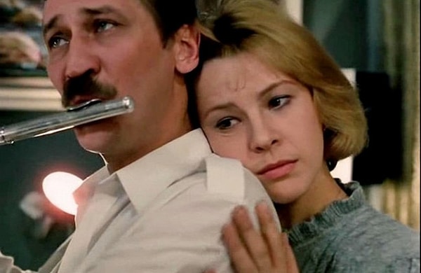 6. Где работал чиновником герой Леонида Филатова в фильме «Забытая мелодия для флейты»?