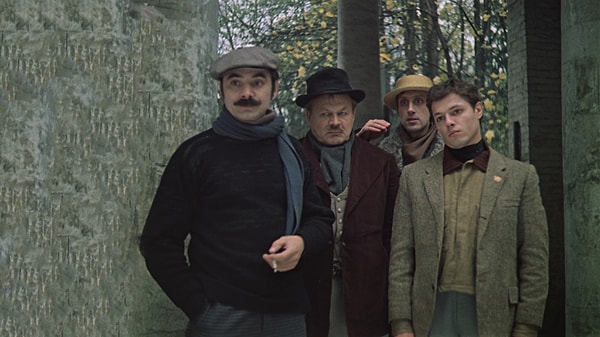 9. А какой актер снялся в главной роли в фильме "Мы из джаза"?