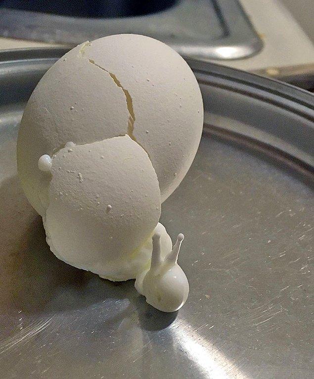 17. Haşlarken kırılan bir yumurta...