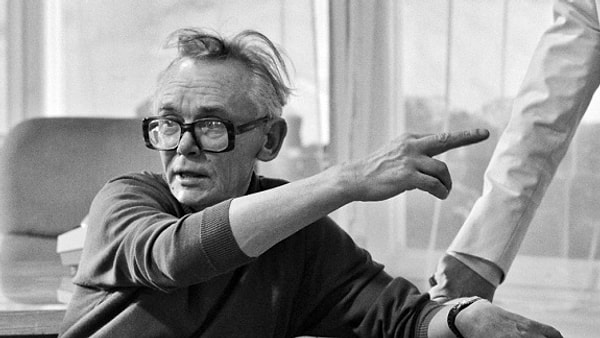 8. Где жил Иван Грозный, по его собственным словам, в фильме Гайдая?