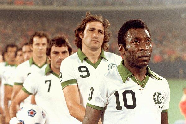 2. Pele, Franz Beckenbauer, Carlos Alberto ve Yasin Özdenak'ın da bir dönem oyuncusu olduğu ABD futbol kulübü New York Cosmos'dur.