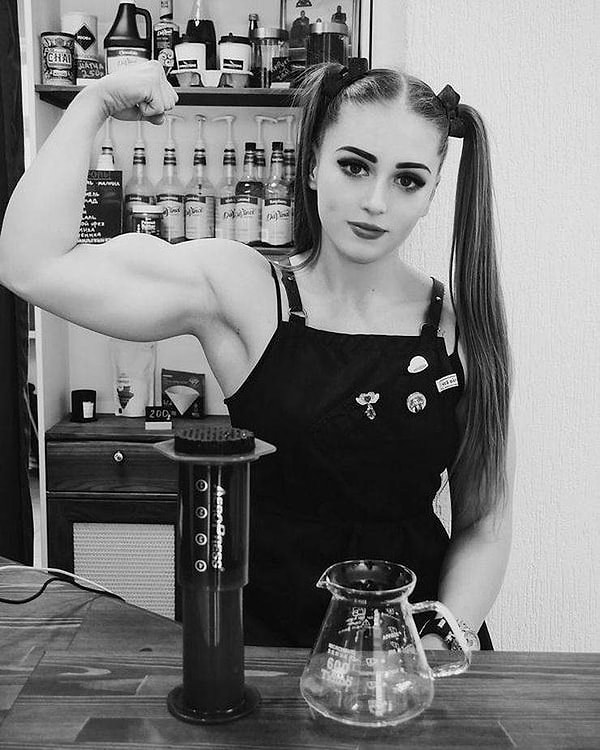 2. Красотка, прикрой свои рельефы, шансы найти мужика и так нынче скудны