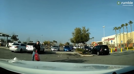 Hiçbir Sebep Yokken Park Halindeki Araca Yumurta Atan Rahatsız