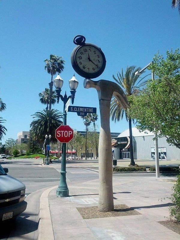 36. Стоп! Вам на голову сейчас упадут огромные часы!