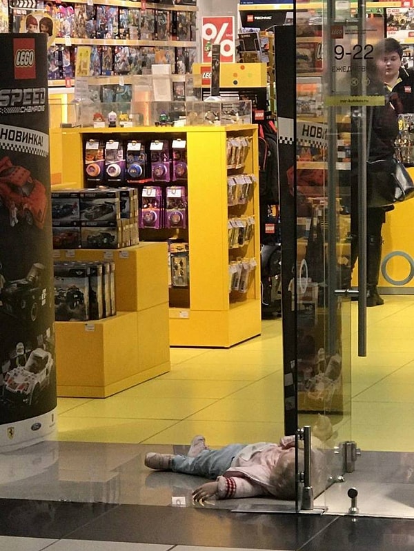 38. Мам, ты там вставай в очередь на кассу, а я пока прилягу