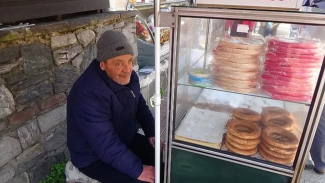 5. Pes diyoruz! Bursa'da simit satarak geçimini sağlayan görme engelli Ahmet Tıkızoğlu'ndan simit alan bazı insanlar(!) onu sahte parayla dolandırıyorlar.