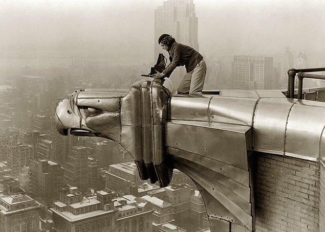 1. Margaret Bourke-White, Chrysler Binası'nın üzerinden fotoğraf çekiyor, New York Şehri, 1934.