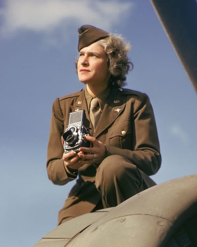 2. Bourke-White B-17 bombacısının üzerinde duruyor, İngiltere, 1942.