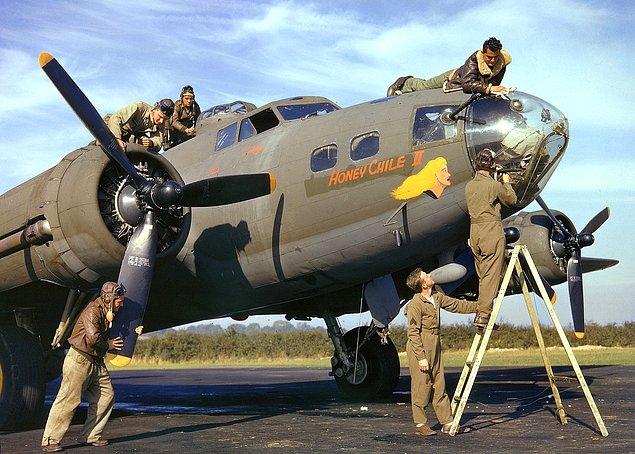 4. B-17 bombacısının hava ve kara ekibi üyeleri, bir görevden önce uçağın kontrolünü yapıyorlar, 1942.