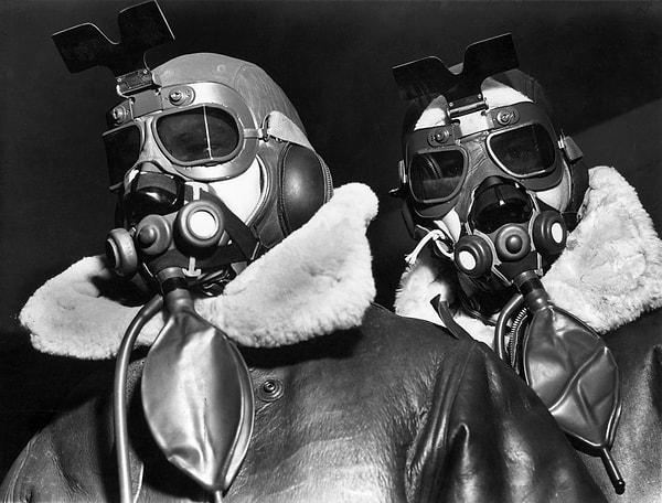 5. 8. Bombardıman Komutanlığı'nın iki pilotu, yüksek irtifa kıyafetleri içinde, 1 Eylül 1942.