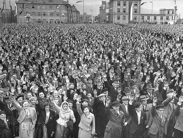 8. 40,000 kişilik bir grup Çek Nazi lideri Konrad Henlein'in konuşmasına cevap olarak Nazi selamı veriyorlar.