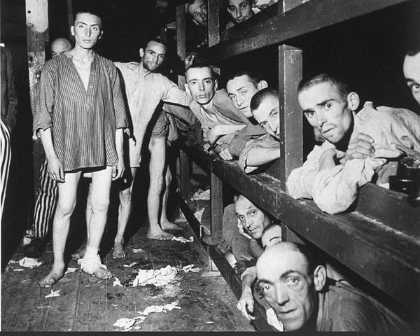 9. ABD güçlerinin özgürleştirme çalışmaları sırasında, aşırı zayıflamış toplama kampı mahkumları, Buchenwald Toplama Kampı, 28 Nisan 1945.