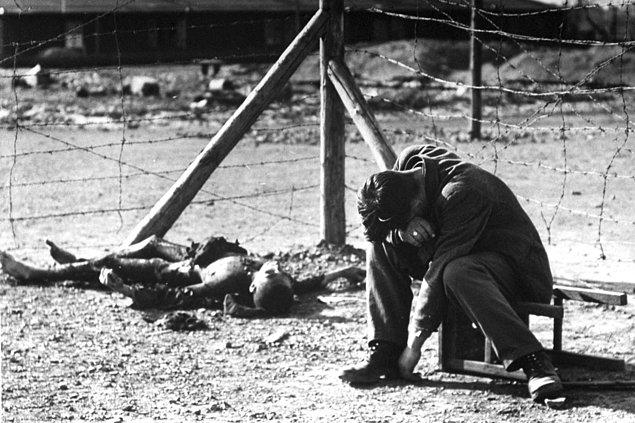 10. Erla çalışma kampında yakılmış bir cesedin başında ağlayan adam, 1 Mayıs 1945.