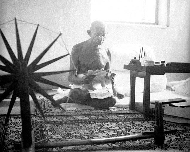 17. Hindistanlı lider Gandhi, 1946 yılında evinde. Önünde duran dokuma tezgahı Hindistan'ın bağımsızlık savaşını temsil ediyor.
