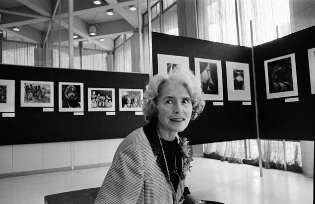 20. Margaret Bourke-White 20 Nisan 1964'te kendi eserlerinin sergisini ziyaret ediyor.