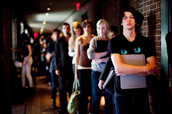 5. Кто из поэтов написал эти строки: «Мы выбираем, нас выбирают, как это часто не совпадает...»?