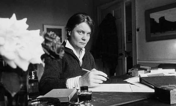 10. А цитата Айрис Мердок как заканчивается: «Безоблачное счастье само по себе внушает...»?