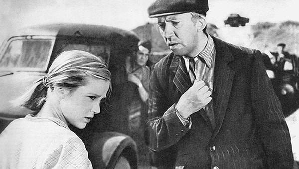 1. Итак, начнем! Что уронил в лестничный пролет герой Юрий Никулина в фильме "Когда деревья были большими"?