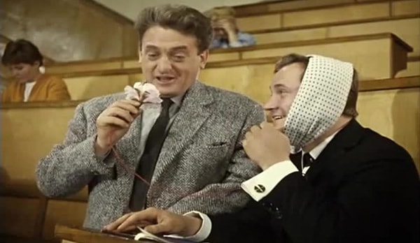 9. Кого в песне в фильме "Операция "Ы" просят нажать на тормоза?