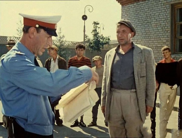 12. Кому, как полагал Федя, дали 15 суток в «Напарнике» Гайдая?