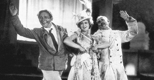 10. А кто исполнил главную роль в фильме "Веселые ребята"?