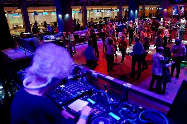 Polonya'nın en yaşlı DJ'i olan Szmyt, torunlarına bakmak yerine, CD'lerini, mikserini ve dizüstü bilgisayarını toplayarak, ağırlıklı olarak yaşlı insanlardan oluşan dolu bir dans pistine geliyor.