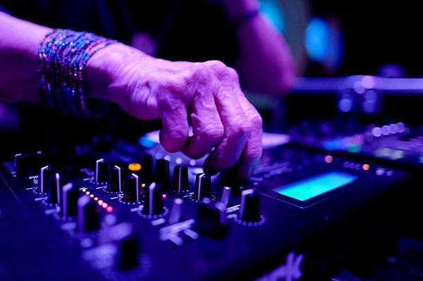 Kendi kendini eğiten DJ Wika, 20 yıldır Polonyalı emekliler için DJ'lik yaparak bu alanda büyük saygı gördü.