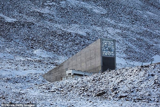 Svalbard'ın iklim durumu hakkında yeni hazırlanan raporda, kıyamet sığınağı olarak bilinen yere ev sahipliği yapan Norveç takımadaları bölgesinde sıcaklığın yüzyılın sonlarına doğru hızlı biçimde 10 dereceye kadar artacağı belirtildi.