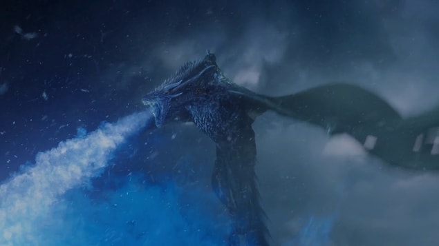 Biliyorsunuz, Daenerys’in bir başka ejderhası Viserion da yedinci sezonun sonunda Gece Kralı tarafından dönüştürülerek White Walker ordusuna katılmıştı. Şimdi geriye bir ejderha kaldı.