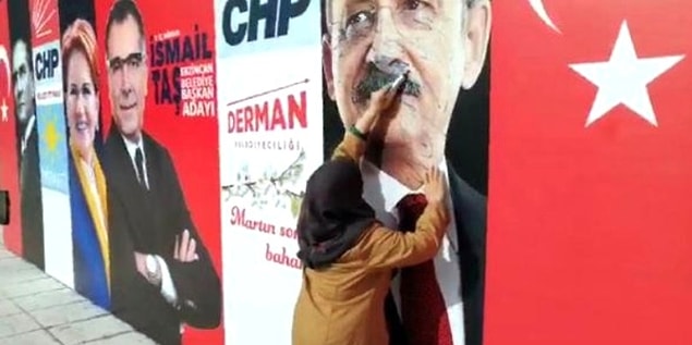 2. Başka partilerin afişlerine, bayraklarına musallat olan diğer partililer