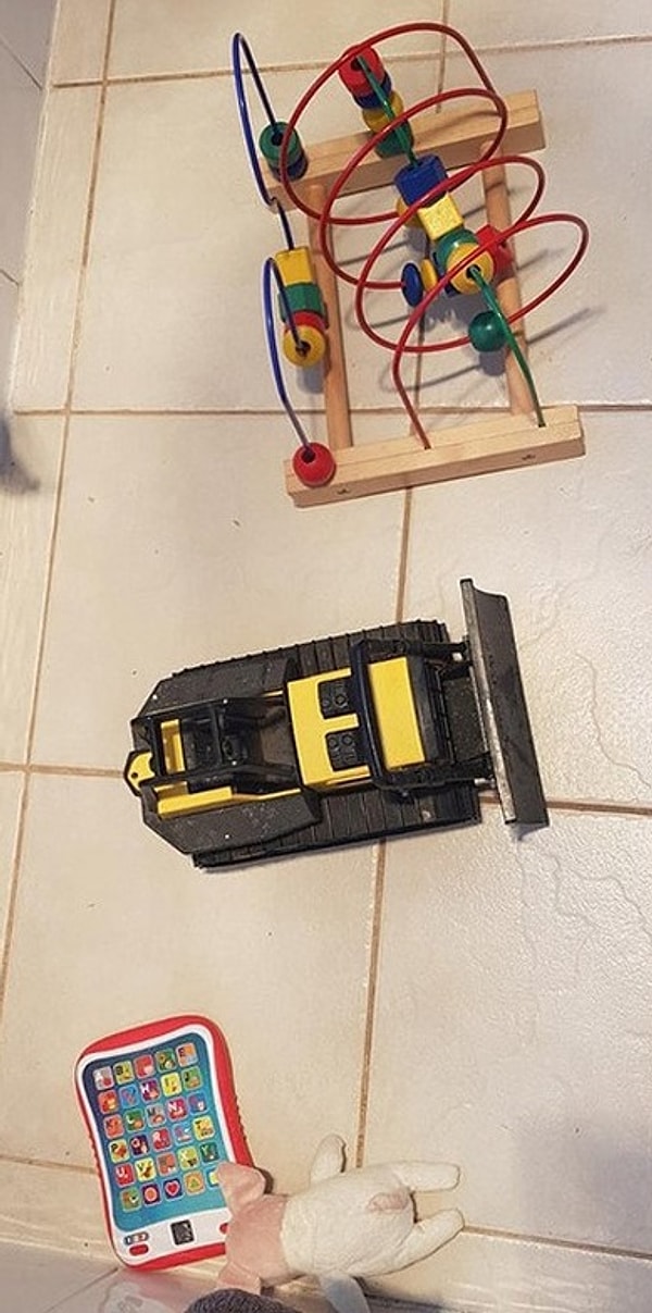 19. «Пыталась принять душ с двумя малышами. Справа — те игрушки, которые я им оставила, слева — то, чем они играли на самом деле»