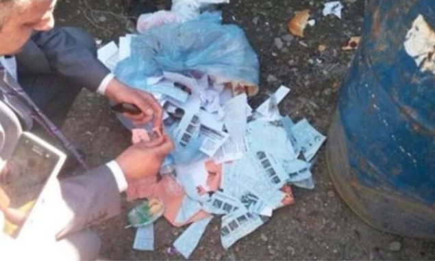 7. Çöpte bulduğu oy pusulalarını muhabirlere gösteren mahalle abisi