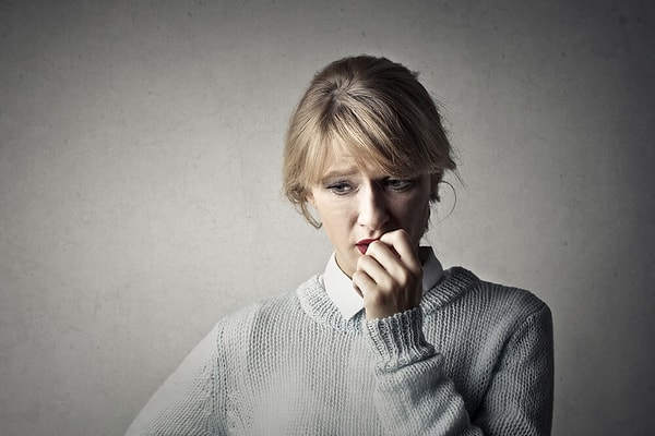 7. Человек с этим расстройством склонен к переживаниям и страхам. Эти чувства постоянны и полностью охватывают все его существо так, что даже могут лишать его дееспособности, возможности вести нормальную жизнь.