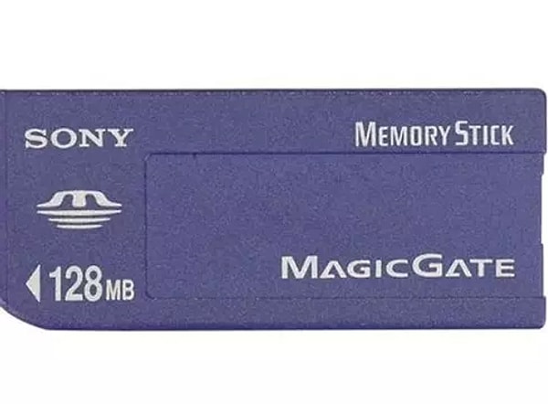 20. На смену "мыльницам" пришли цифровые фотоаппараты, но их встроенной памяти было так мало, что приходилось постоянно удалять фотки или же покупать карты памяти.