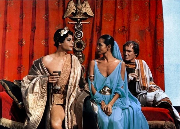 9. Какой римский император сделал своего коня сенатором?