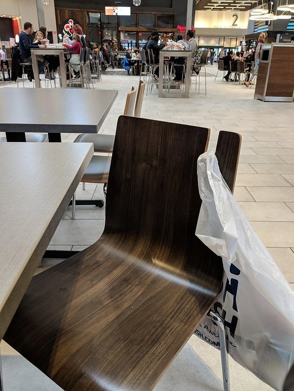 23. Этот стул рассчитан на пакеты и сумки. Гениально!