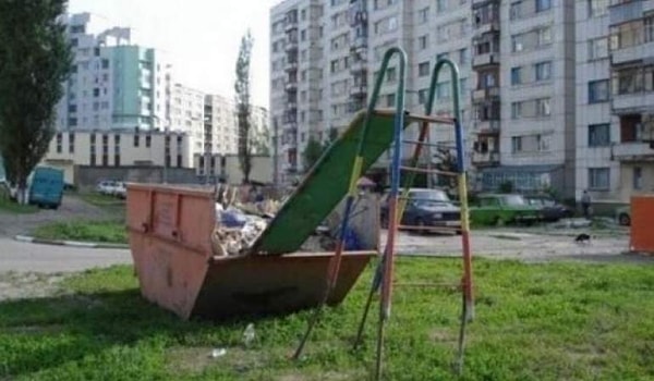 15. Чтобы выбросить мусор, сперва надо по ступенькам подняться