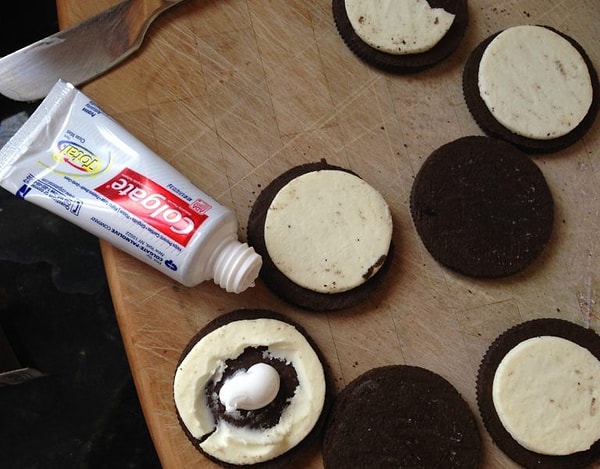 Угостите друзей и знакомых печеньем Oreo, которое освежит их дыхание. Главное: оставьте начинку по краям и добавьте совсем немного пасты в серединку! Шалость удалась!