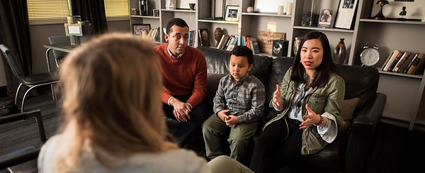 9. В какой тип терапии обычно вовлекают семьи и пары?