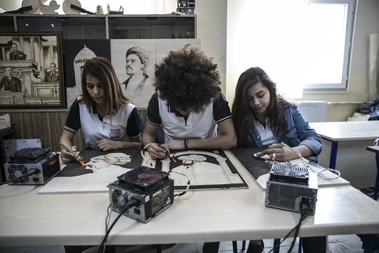 İyi ki Varsınız Çocuklar! Lise Öğrencileri, Atık Tahtalardan İhtiyaç Sahibi Çocuklar İçin Oyuncak Yapıyor