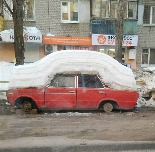 13. А это действительно чья-то машина или арт-скульптура?