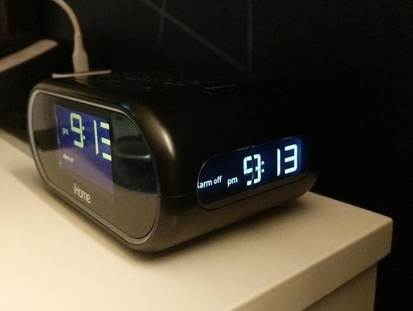 23. Будильник с боковым дисплеем